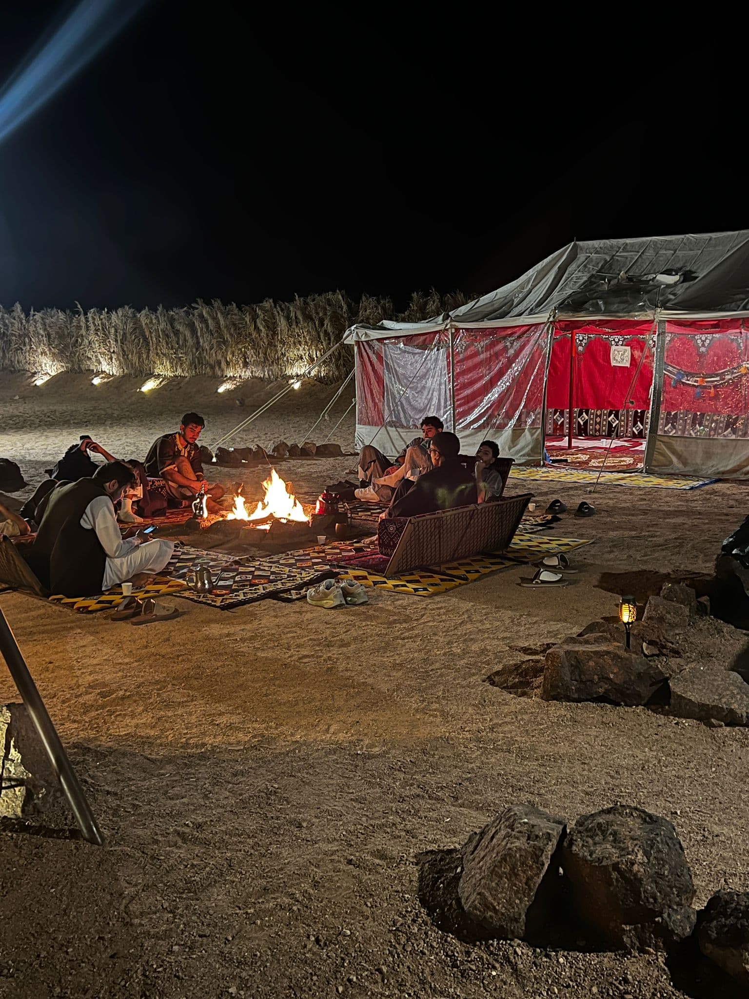 Intérieur du camp bédouin de Médine la nuit - activités et ambiance
